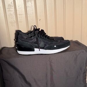 Nike Men's Black and White Sneakers